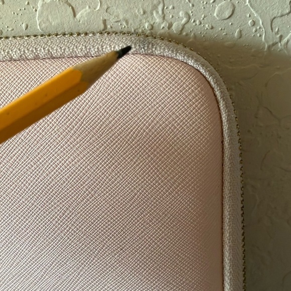 Kate Spade: Pink& Black Padded Laptop Sleeve- Gold Tone - Picture 15 of 16